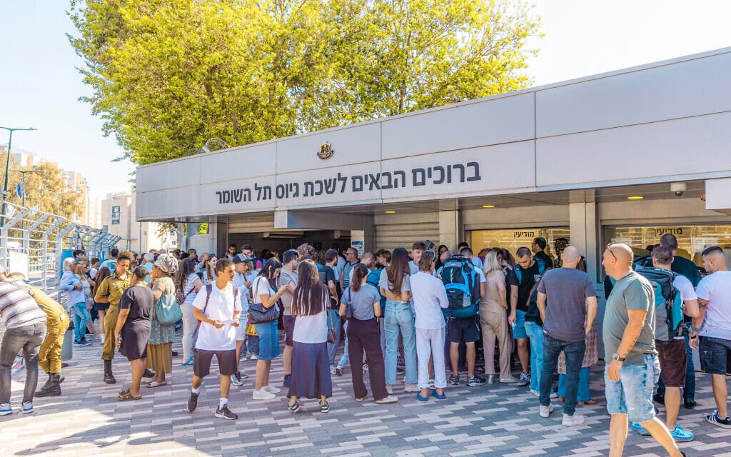 מועמדים לשירות צבאי מגיעים לבקו"ם בתל השומר, 18 באפריל 2024 (צילום: יוסי אלוני/פלאש90) מועמדים לשירות צבאי מגיעים לבקו"ם בתל השומר, 18 באפריל 2024 (צילום: יוסי אלוני/פלאש90)