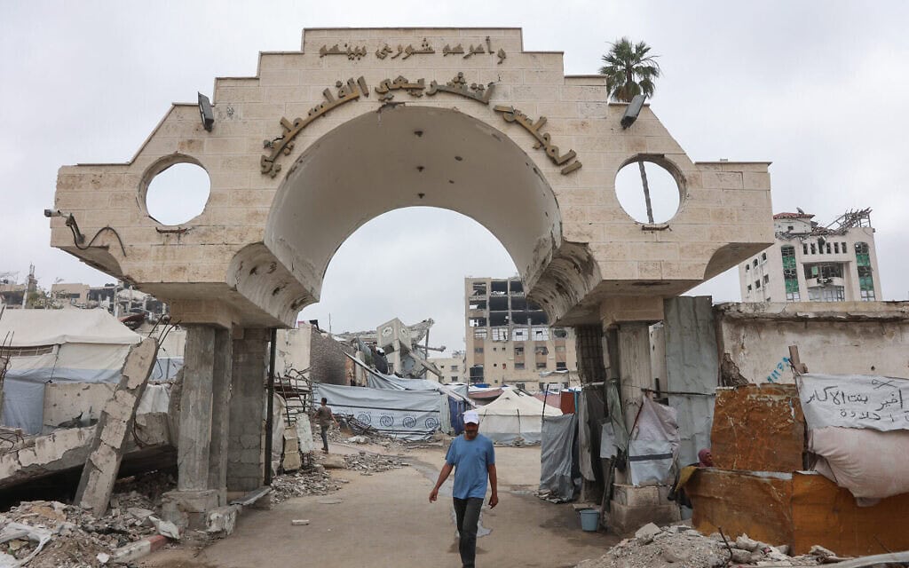 בניין הרשות הפלסטינית הישן בעיר עזה שנהרס במהלך המלחמה והפך למחנה אוהלים לעקורים. 12 במאי 2025 (צילום: AL-QATTAA / AFP) בניין הרשות הפלסטינית הישן בעיר עזה שנהרס במהלך המלחמה והפך למחנה אוהלים לעקורים. 12 במאי 2025 (צילום: AL-QATTAA / AFP)