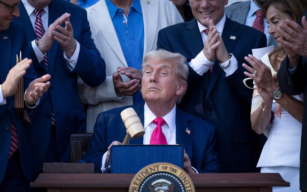 נשיא ארצות הברית דונלד טראמפ אוחז בפטיש אחרי שחתם על חוק בבית הלבן בוושינגטון הבירה, 4 ביולי 2025 (צילום: Brendan Smialowski / AFP) נשיא ארצות הברית דונלד טראמפ אוחז בפטיש אחרי שחתם על חוק בבית הלבן בוושינגטון הבירה, 4 ביולי 2025 (צילום: Brendan Smialowski / AFP)