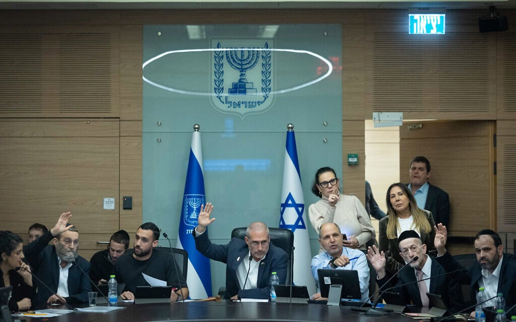 ועדת הכספים של הכנסת, בהובלת ח"כ חנוך מילבצקי (במרכז) מצביעה על העברת תקציבים למוסדות חרדיים, 31 בדצמבר 2025 (צילום: חיים גולדברג/פלאש90) ועדת הכספים של הכנסת, בהובלת ח"כ חנוך מילבצקי (במרכז) מצביעה על העברת תקציבים למוסדות חרדיים, 31 בדצמבר 2025 (צילום: חיים גולדברג/פלאש90)