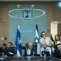 ועדת הכספים של הכנסת, בהובלת ח"כ חנוך מילבצקי (במרכז) מצביעה על העברת תקציבים למוסדות חרדיים, 31 בדצמבר 2025