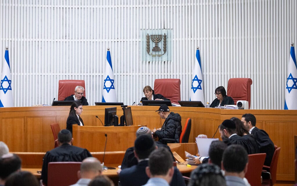 השופטים גילה כנפי שטייניץ, יעל וילנר ועופר גרוסקופף בדיון בבג"ץ על העברת הכספים למוסדות החינוך החרדיים בניגוד לחוק. 8 בינואר 2026 (צילום: חיים גולדברג/פלאש90)