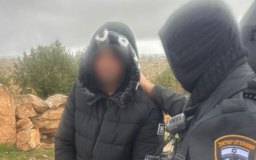 עצור בחשד להתחזות לחייל ושוד בחברון. 13 בינואר 2026 (צילום: דוברות המשטרה) עצור בחשד להתחזות לחייל ושוד בחברון. 13 בינואר 2026 (צילום: דוברות המשטרה)
