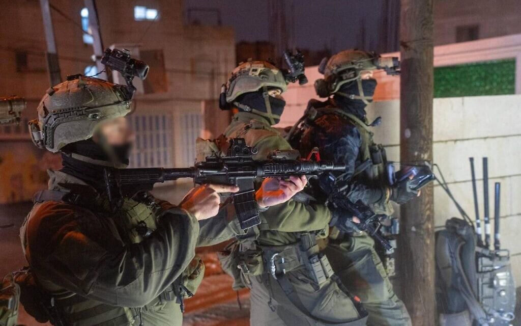 כוחות צה"ל מחטיבת יהודה הורסים את בית המחבל שביצע את הפיגוע המשולב בצומת הגוש, 14 בינואר 2026 (צילום: דובר צה״ל) כוחות צה"ל מחטיבת יהודה הורסים את בית המחבל שביצע את הפיגוע המשולב בצומת הגוש, 14 בינואר 2026 (צילום: דובר צה״ל)