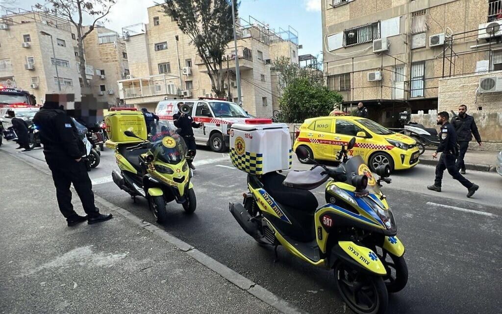 כוחות הצלה בזירת תאונה ליד פעוטון בירושלים, 19 בינואר 2026 (צילום: דוברות כבאות והצלה) כוחות הצלה בזירת תאונה ליד פעוטון בירושלים, 19 בינואר 2026 (צילום: דוברות כבאות והצלה)