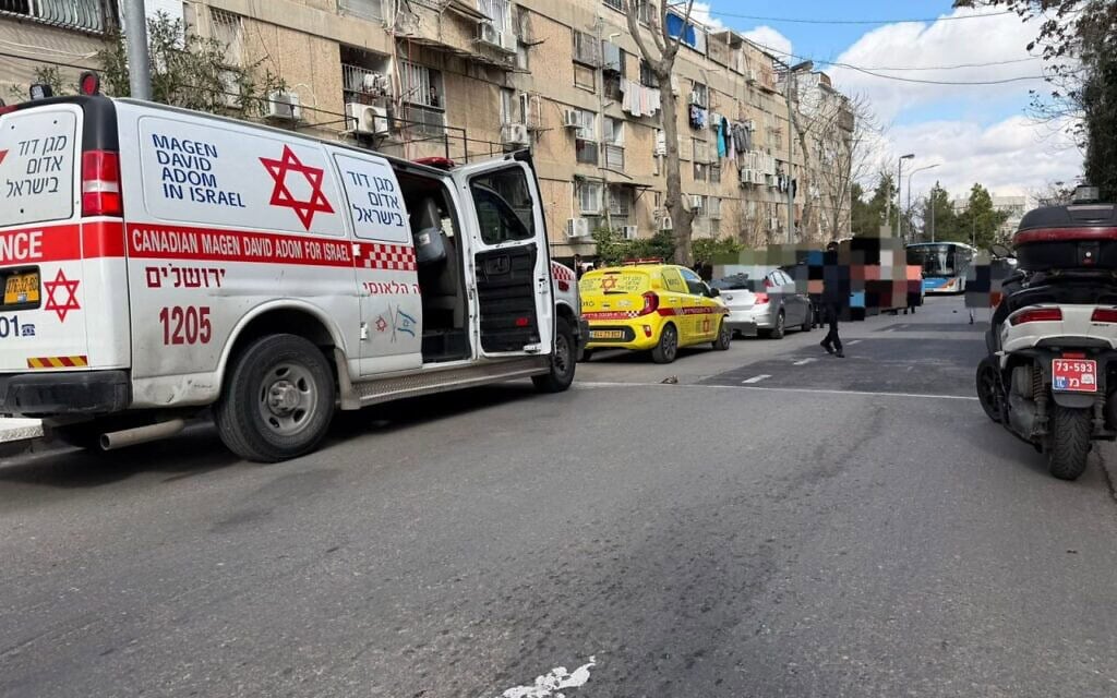 כוחות הצלה בזירת תאונה ליד פעוטון בירושלים, 19 בינואר 2026 (צילום: דוברות כבאות והצלה) כוחות הצלה בזירת תאונה ליד פעוטון בירושלים, 19 בינואר 2026 (צילום: דוברות כבאות והצלה)