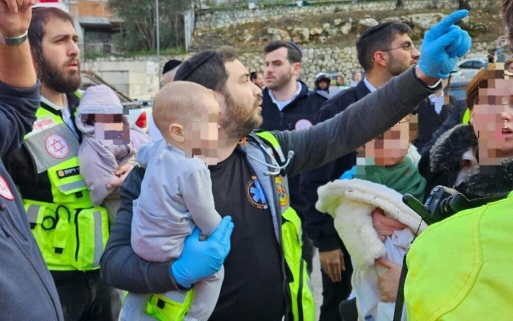 אנשי כוחות ההצלה מפנים תינוקות מפעוטון בירושלים. 19 בירושלים 2026 (צילום: דוברות כבאות והצלה) אנשי כוחות ההצלה מפנים תינוקות מפעוטון בירושלים. 19 בירושלים 2026 (צילום: דוברות כבאות והצלה)