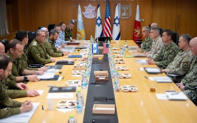 מפקד פיקוד המרכז של צבא ארצות הברית (CENTCOM), אדמירל בראד קופר, בישיבה עם הרמטכ מפקד פיקוד המרכז של צבא ארצות הברית (CENTCOM), אדמירל בראד קופר, בישיבה עם הרמטכ