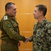 מפקד פיקוד המרכז של צבא ארצות הברית (CENTCOM), אדמירל בראד קופר, לוחץ את ידו של הרמטכ״ל רא״ל אייל זמיר. 24 בינואר 2026 (צילום: דובר צה״ל) מפקד פיקוד המרכז של צבא ארצות הברית (CENTCOM), אדמירל בראד קופר, לוחץ את ידו של הרמטכ״ל רא״ל אייל זמיר. 24 בינואר 2026 (צילום: דובר צה״ל)