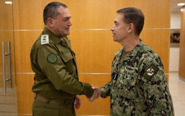 מפקד פיקוד המרכז של צבא ארצות הברית (CENTCOM), אדמירל בראד קופר, לוחץ את ידו של הרמטכ מפקד פיקוד המרכז של צבא ארצות הברית (CENTCOM), אדמירל בראד קופר, לוחץ את ידו של הרמטכ