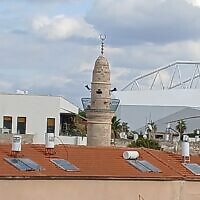 הרמקולים על צריח המסגד ביפו מול הבית של נינה בן-עמר