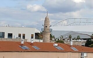 הרמקולים על צריח המסגד ביפו מול הבית של נינה בן-עמר (צילום: באדיבות הצלם) הרמקולים על צריח המסגד ביפו מול הבית של נינה בן-עמר (צילום: באדיבות הצלם)