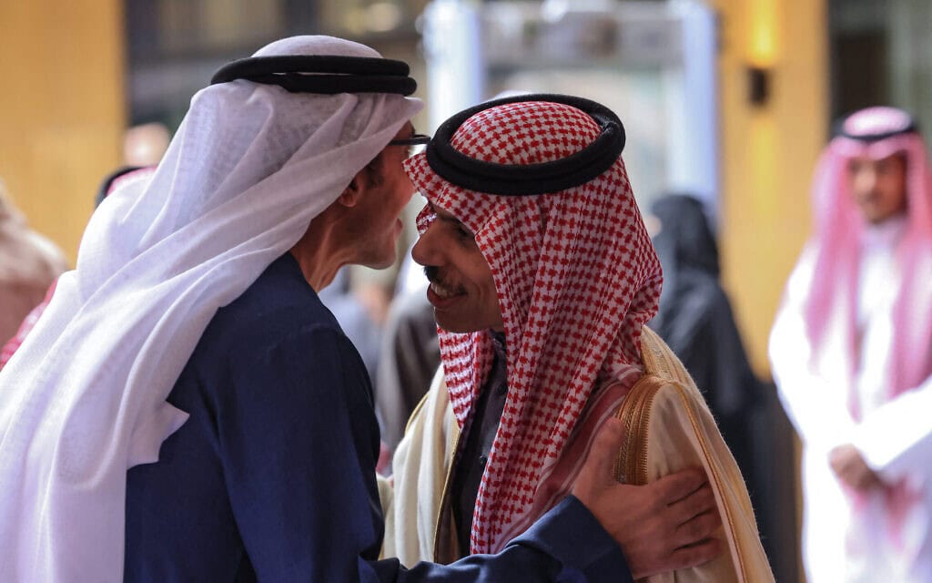 שר החוץ של איחוד האמירויות עבדאללה בן זאיד (משמאל) מתחבק עם מקבילו, שר החוץ הסעודי פייסל בן פרחאן במפגש בריאד, 12 בינואר 2025 (צילום: Fayez Nureldine / AFP) שר החוץ של איחוד האמירויות עבדאללה בן זאיד (משמאל) מתחבק עם מקבילו, שר החוץ הסעודי פייסל בן פרחאן במפגש בריאד, 12 בינואר 2025 (צילום: Fayez Nureldine / AFP)