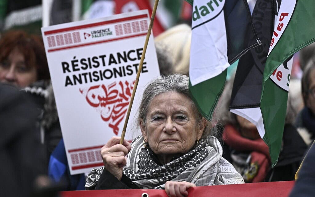אישה אוחזת בשלט "התנגדות אנטי-ציונית" בהפגנה נגד ישראל בכיכר הרפובליקה בפריז, צרפת. 29 בנובמבר 2025 (צילום: JULIEN DE ROSA / AFP) אישה אוחזת בשלט "התנגדות אנטי-ציונית" בהפגנה נגד ישראל בכיכר הרפובליקה בפריז, צרפת. 29 בנובמבר 2025 (צילום: JULIEN DE ROSA / AFP)