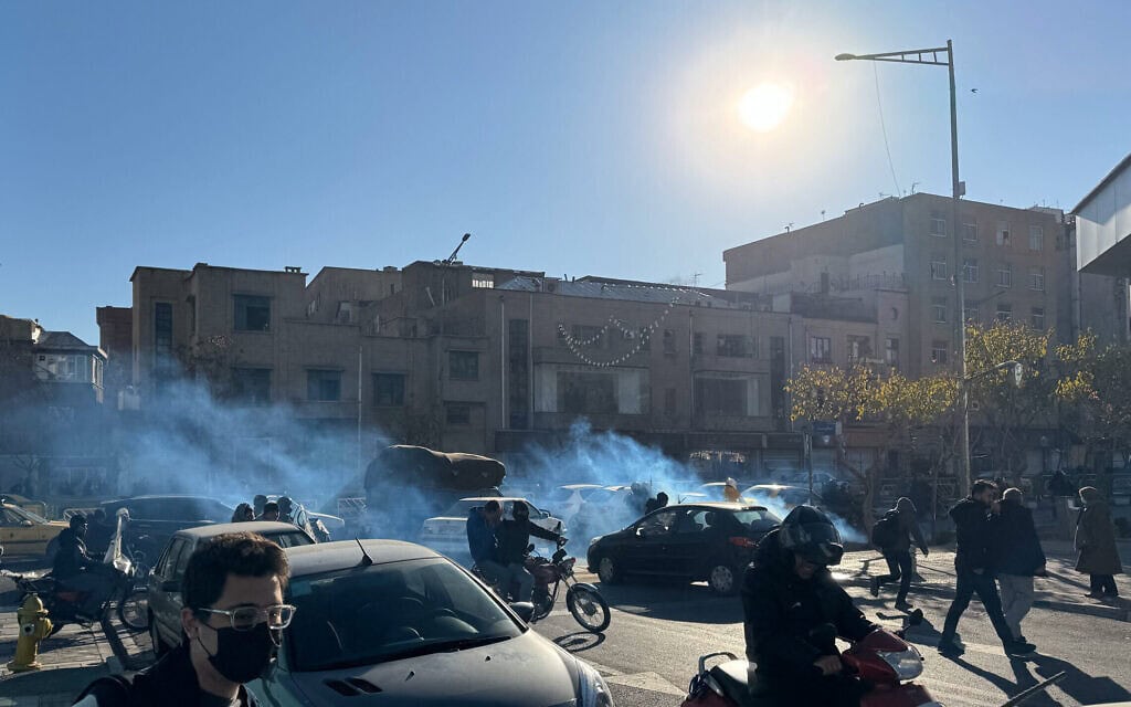 בעלי חנויות וסוחרים מפגינים בטהרן נגד המשטר האיראני בשל המצב הכלכלי הירוד. 29 בדצמבר 2025 (צילום: FARS NEWS AGENCY / AFP)