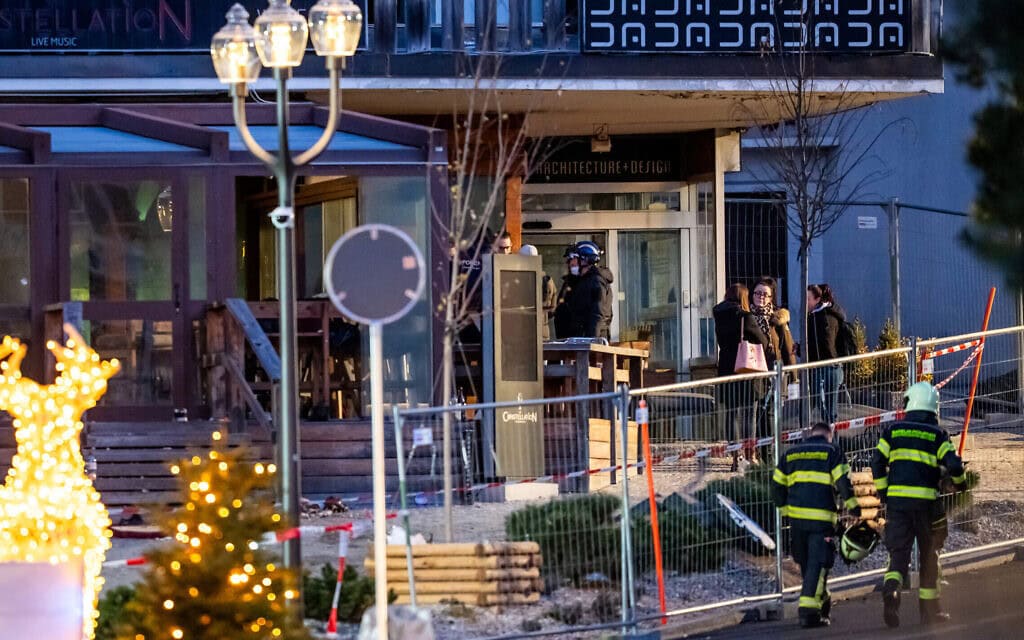 מחלצים בזירת הפיצוץ בבר באתר סקי בשווייץ ב־1 בינואר 2026 (צילום: AXIME SCHMID / AFP) מחלצים בזירת הפיצוץ בבר באתר סקי בשווייץ ב־1 בינואר 2026 (צילום: AXIME SCHMID / AFP)