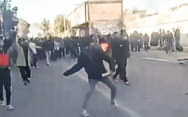 צילום מסך מסרטון שפורסם ברשתות החברתיות ב־31 בדצמבר 2025: מפגינים תוקפים בניין ממשלתי בעיר פסא שבדרום איראן (צילום: UGC / AFP) צילום מסך מסרטון שפורסם ברשתות החברתיות ב־31 בדצמבר 2025: מפגינים תוקפים בניין ממשלתי בעיר פסא שבדרום איראן (צילום: UGC / AFP)