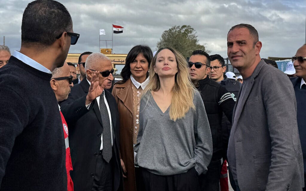 השחקנית אנג'לינה ג'ולי הגיעה ל"ביקור הומניטרי" בצד המצרי של מעבר רפיח, 2 בינואר 2026 (צילום: AFP) השחקנית אנג'לינה ג'ולי הגיעה ל"ביקור הומניטרי" בצד המצרי של מעבר רפיח, 2 בינואר 2026 (צילום: AFP)