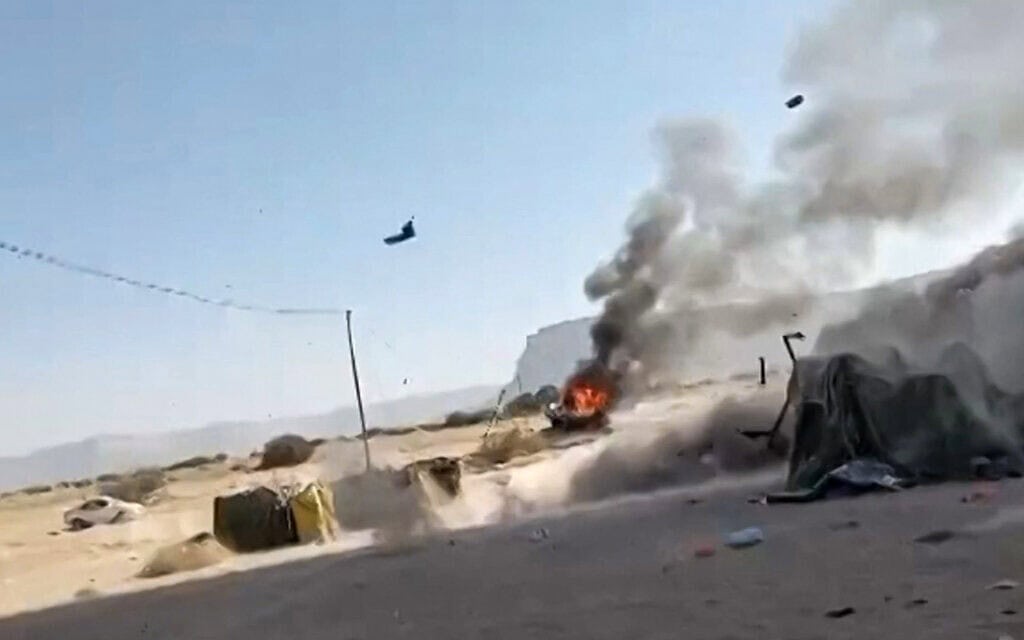 תיעוד של תקיפת כוחות "מועצת המעבר הדרומית" בדרום תימן הנתמכים על ידי איחוד האמירויות, 3 בינואר 2026 (צילום: ADEN INDEPENDENT CHANNEL (AIC TV) / AFP) תיעוד של תקיפת כוחות "מועצת המעבר הדרומית" בדרום תימן הנתמכים על ידי איחוד האמירויות, 3 בינואר 2026 (צילום: ADEN INDEPENDENT CHANNEL (AIC TV) / AFP)