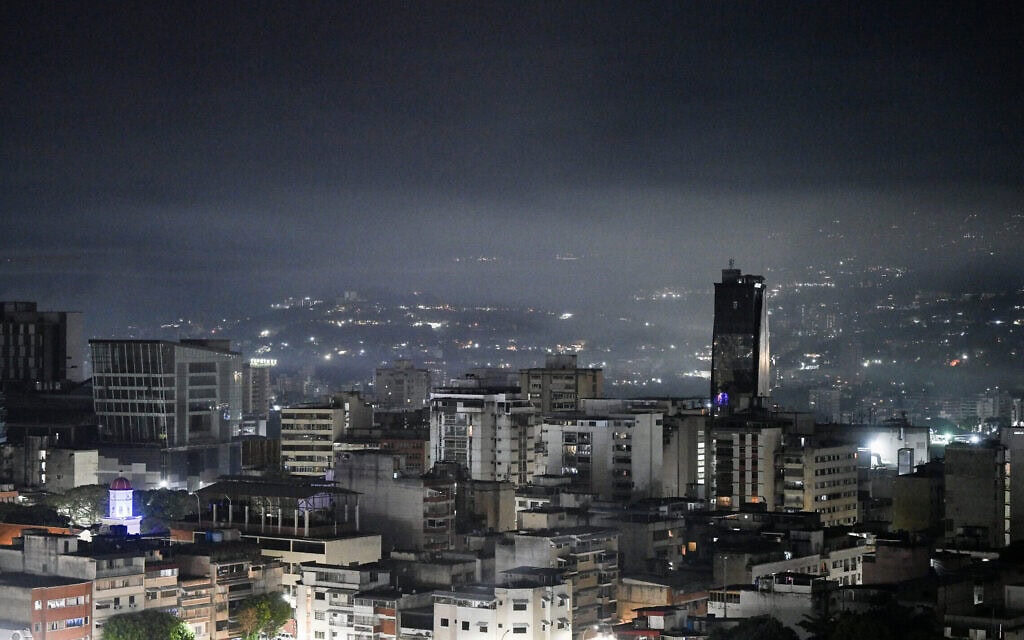 קראקס, בירת ונצואלה, אחרי סדרת פיצוצים שנשמעו בעיר בעקבות התקפות אוויריות של ארצות הברית. 3 בינואר 2025 קראקס, בירת ונצואלה, אחרי סדרת פיצוצים שנשמעו בעיר בעקבות התקפות אוויריות של ארצות הברית. 3 בינואר 2025