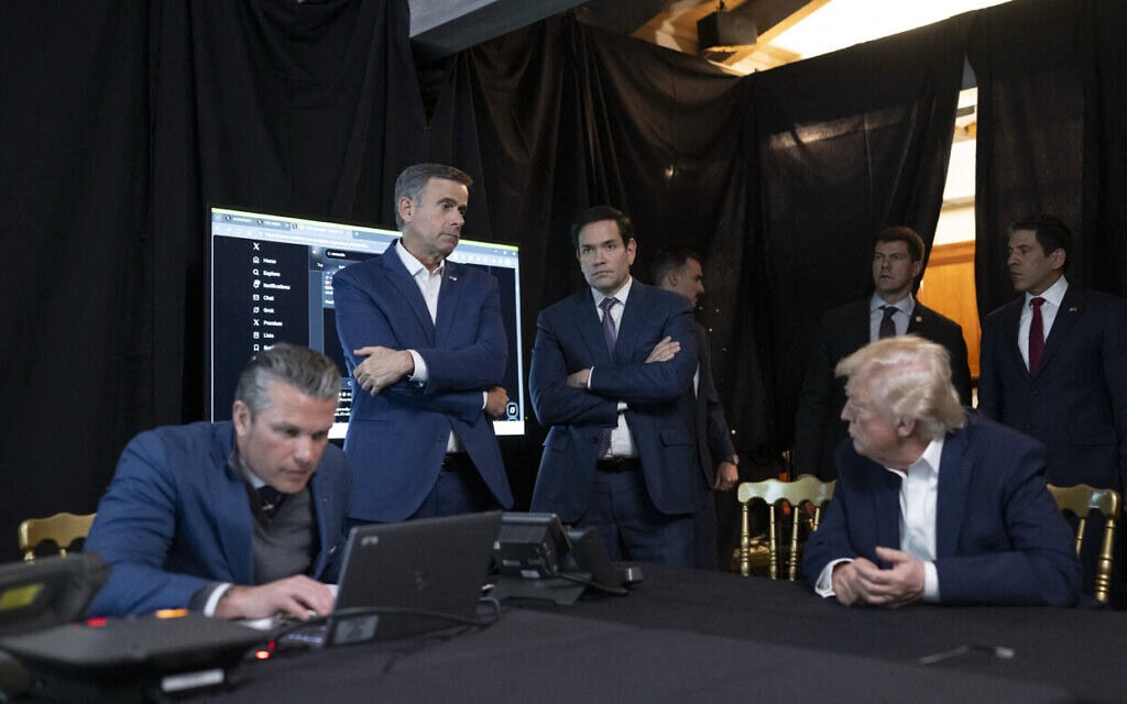 מימין לשמאל: הנשיא דונלד טראמפ, שר החוץ של ארצות הברית מרקו רוביו, ראש ה־CIA ג'ון רטקליף ושר ההגנה פיט הגסת', במתחם מאר־א־לאגו בפלורידה, במהלך משימת הצבא האמריקאי ללכידת נשיא ונצואלה ניקולאס מדורו ב־3 בינואר 2026. על המסך הגדול בחדר: דפדפן ובו שלושה טאבים, כולם על X. (צילום: President Donald Trump's TRUTH Social account) מימין לשמאל: הנשיא דונלד טראמפ, שר החוץ של ארצות הברית מרקו רוביו, ראש ה־CIA ג'ון רטקליף ושר ההגנה פיט הגסת', במתחם מאר־א־לאגו בפלורידה, במהלך משימת הצבא האמריקאי ללכידת נשיא ונצואלה ניקולאס מדורו ב־3 בינואר 2026. על המסך הגדול בחדר: דפדפן ובו שלושה טאבים, כולם על X. (צילום: President Donald Trump's TRUTH Social account)