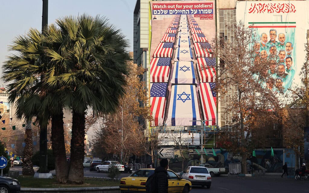 שלט חוצות אנטי־אמריקאי ואנטי־ישראלי בטהרן, איראן, 4 בינואר 2026 (צילום: ATTA KENARE / AFP) שלט חוצות אנטי־אמריקאי ואנטי־ישראלי בטהרן, איראן, 4 בינואר 2026 (צילום: ATTA KENARE / AFP)
