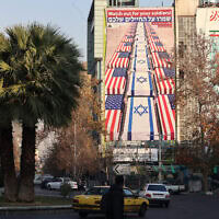 שלט חוצות אנטי־אמריקאי ואנטי־ישראלי בטהרן, איראן, 4 בינואר 2026
