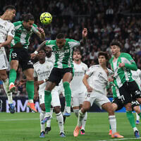 נבחרת ריאל מדריד מתחרה בנבחרת ריאל בטיס באצטדיון סנטיאגו ברנבאו שבמדריד, 4 בינואר 2026 (צילום: Pierre-Philippe MARCOU / AFP) נבחרת ריאל מדריד מתחרה בנבחרת ריאל בטיס באצטדיון סנטיאגו ברנבאו שבמדריד, 4 בינואר 2026 (צילום: Pierre-Philippe MARCOU / AFP)