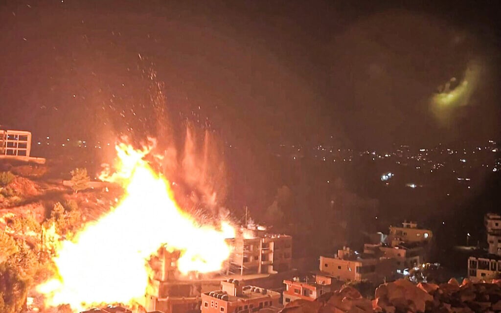 תמונת סטילס מתוך תיעוד וידאו של AFPTV שצולם ב־5 בינואר 2026, מציגה תקיפה ישראלית בכפר כפר חתא שבדרום לבנון (צילום: AFPTV / AFP) תמונת סטילס מתוך תיעוד וידאו של AFPTV שצולם ב־5 בינואר 2026, מציגה תקיפה ישראלית בכפר כפר חתא שבדרום לבנון (צילום: AFPTV / AFP)