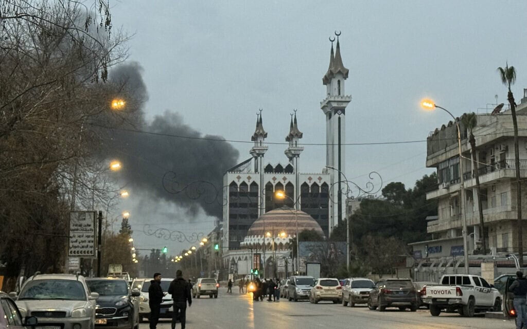 עמודי עשן עולים מאזור הפגזה ארטילרית סמוך למסגד עבד א־רחמן בעיר חלב, על רקע עימותים עזים בין כוחות הממשלה לבין הכוחות הדמוקרטיים הסוריים, 8 בינואר 2026 (צילום: OMAR HAJ KADOUR / AFP) עמודי עשן עולים מאזור הפגזה ארטילרית סמוך למסגד עבד א־רחמן בעיר חלב, על רקע עימותים עזים בין כוחות הממשלה לבין הכוחות הדמוקרטיים הסוריים, 8 בינואר 2026 (צילום: OMAR HAJ KADOUR / AFP)