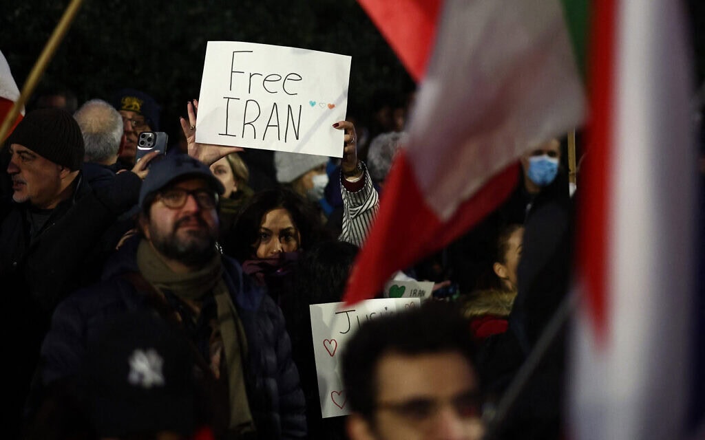 שלט "Free Iran" במהלך עצרת מחוץ לשגרירות איראן במרכז לונדון, 9 בינואר 2026 (צילום: HENRY NICHOLLS / AFP) שלט "Free Iran" במהלך עצרת מחוץ לשגרירות איראן במרכז לונדון, 9 בינואר 2026 (צילום: HENRY NICHOLLS / AFP)
