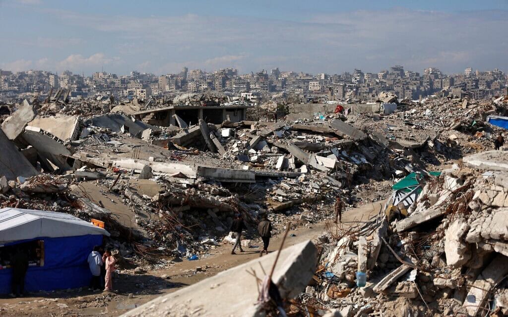 פלסטינים עקורים חיים בין הריסות בתים ועסקים שנהרסו בתקיפות צה"ל במחנה הפליטים ג'באליה שבצפון רצועת עזה, 17 בינואר 2026 (צילום: Omar AL-QATTAA / AFP) פלסטינים עקורים חיים בין הריסות בתים ועסקים שנהרסו בתקיפות צה"ל במחנה הפליטים ג'באליה שבצפון רצועת עזה, 17 בינואר 2026 (צילום: Omar AL-QATTAA / AFP)