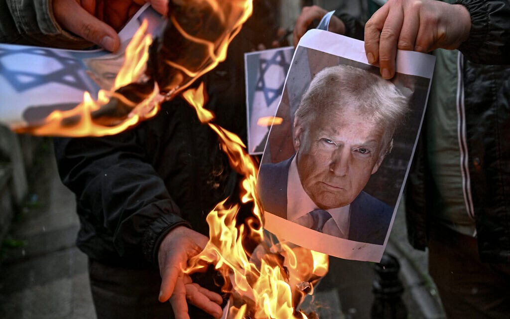 מפגינים מציתים דיוקנאות של נשיא ארה"ב דונלד טראמפ ושל ראש הממשלה בנימין נתניהו במהלך הפגנה למען איראן מול הקונסוליה האיראנית באיסטנבול, 18 בינואר 2026 (צילום: Ozan KOSE / AFP) מפגינים מציתים דיוקנאות של נשיא ארה"ב דונלד טראמפ ושל ראש הממשלה בנימין נתניהו במהלך הפגנה למען איראן מול הקונסוליה האיראנית באיסטנבול, 18 בינואר 2026 (צילום: Ozan KOSE / AFP)