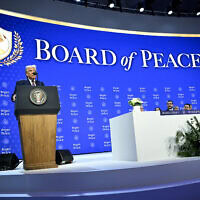 נשיא ארה״ב דונלד טראמפ מכריז בדאבוס על הקמת מועצת השלום. 22 בינואר 2026 (צילום: Mandel NGAN / AFP) נשיא ארה״ב דונלד טראמפ מכריז בדאבוס על הקמת מועצת השלום. 22 בינואר 2026 (צילום: Mandel NGAN / AFP)