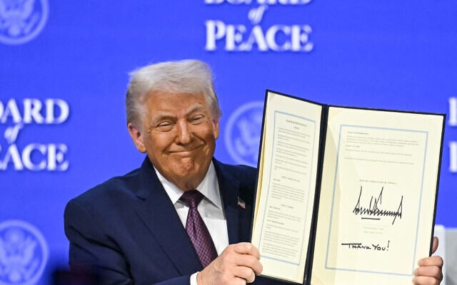 נשיא ארצות הברית דונלד טראמפ מחזיק באמנת הייסוד החתומה במהלך ישיבת מועצת השלום בכינוס השנתי של הפורום הכלכלי העולמי בדאבוס. 22 בינואר 2026 (צילום: Fabrice COFFRINI / AFP) נשיא ארצות הברית דונלד טראמפ מחזיק באמנת הייסוד החתומה במהלך ישיבת מועצת השלום בכינוס השנתי של הפורום הכלכלי העולמי בדאבוס. 22 בינואר 2026 (צילום: Fabrice COFFRINI / AFP)