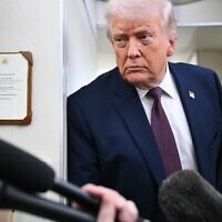 נשיא ארצות הברית דונלד טראמפ משוחח עם כתבים במהלך טיסה באייר פורס ואן, בדרכו מאירופה לארצות הברית, 22 בינואר 2026 (צילום: MANDEL NGAN / AFP) נשיא ארצות הברית דונלד טראמפ משוחח עם כתבים במהלך טיסה באייר פורס ואן, בדרכו מאירופה לארצות הברית, 22 בינואר 2026 (צילום: MANDEL NGAN / AFP)