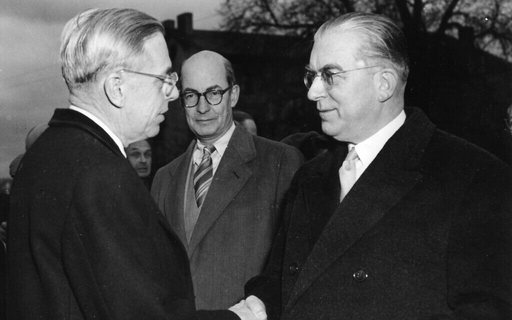 שגריר ארה"ב לשעבר, ג’יימס ב’ קונאנט, נפרד מד"ר האנס גלובקה, מזכיר המדינה בלשכת הקנצלר ולשעבר בכיר נאצי, בתחנת הרכבת מהלם סמוך לשגרירות ארה"ב בבון, גרמניה, 19 בפברואר 1957 (צילום: AP Photos/Horst Faas) שגריר ארה"ב לשעבר, ג’יימס ב’ קונאנט, נפרד מד"ר האנס גלובקה, מזכיר המדינה בלשכת הקנצלר ולשעבר בכיר נאצי, בתחנת הרכבת מהלם סמוך לשגרירות ארה"ב בבון, גרמניה, 19 בפברואר 1957 (צילום: AP Photos/Horst Faas)