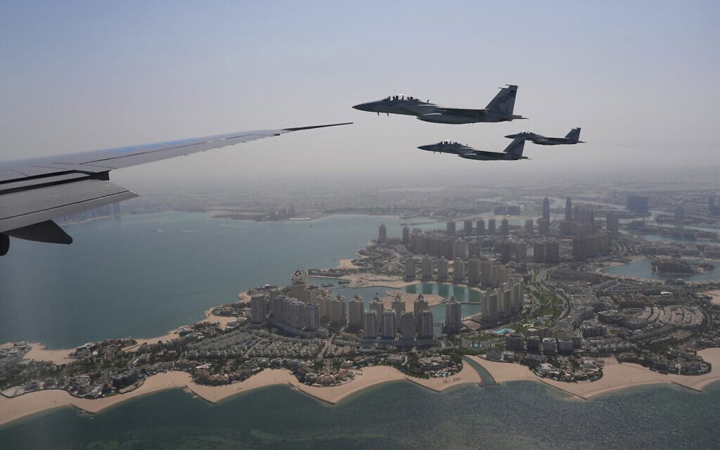 מטוסי F-15 של חיל האוויר של קטאר מלווים את מטוס אייר פורס וואן, הנושא את נשיא ארה"ב דונלד טראמפ, עם הגעתו לדוחה, קטאר, 14 במאי 2025 (צילום: AP Photo/Alex Brandon) מטוסי F-15 של חיל האוויר של קטאר מלווים את מטוס אייר פורס וואן, הנושא את נשיא ארה"ב דונלד טראמפ, עם הגעתו לדוחה, קטאר, 14 במאי 2025 (צילום: AP Photo/Alex Brandon)