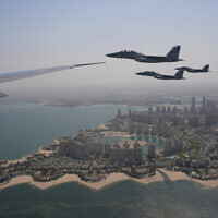 מטוסי F-15 של חיל האוויר של קטאר מלווים את מטוס אייר פורס וואן, הנושא את נשיא ארה"ב דונלד טראמפ, עם הגעתו לדוחה, קטאר, 14 במאי 2025 (צילום: AP Photo/Alex Brandon) מטוסי F-15 של חיל האוויר של קטאר מלווים את מטוס אייר פורס וואן, הנושא את נשיא ארה"ב דונלד טראמפ, עם הגעתו לדוחה, קטאר, 14 במאי 2025 (צילום: AP Photo/Alex Brandon)