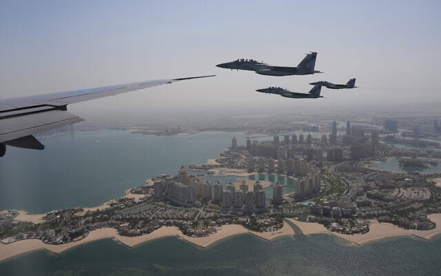 מטוסי F-15 של חיל האוויר של קטאר מלווים את מטוס אייר פורס וואן, הנושא את נשיא ארה"ב דונלד טראמפ, עם הגעתו לדוחה, קטאר, 14 במאי 2025