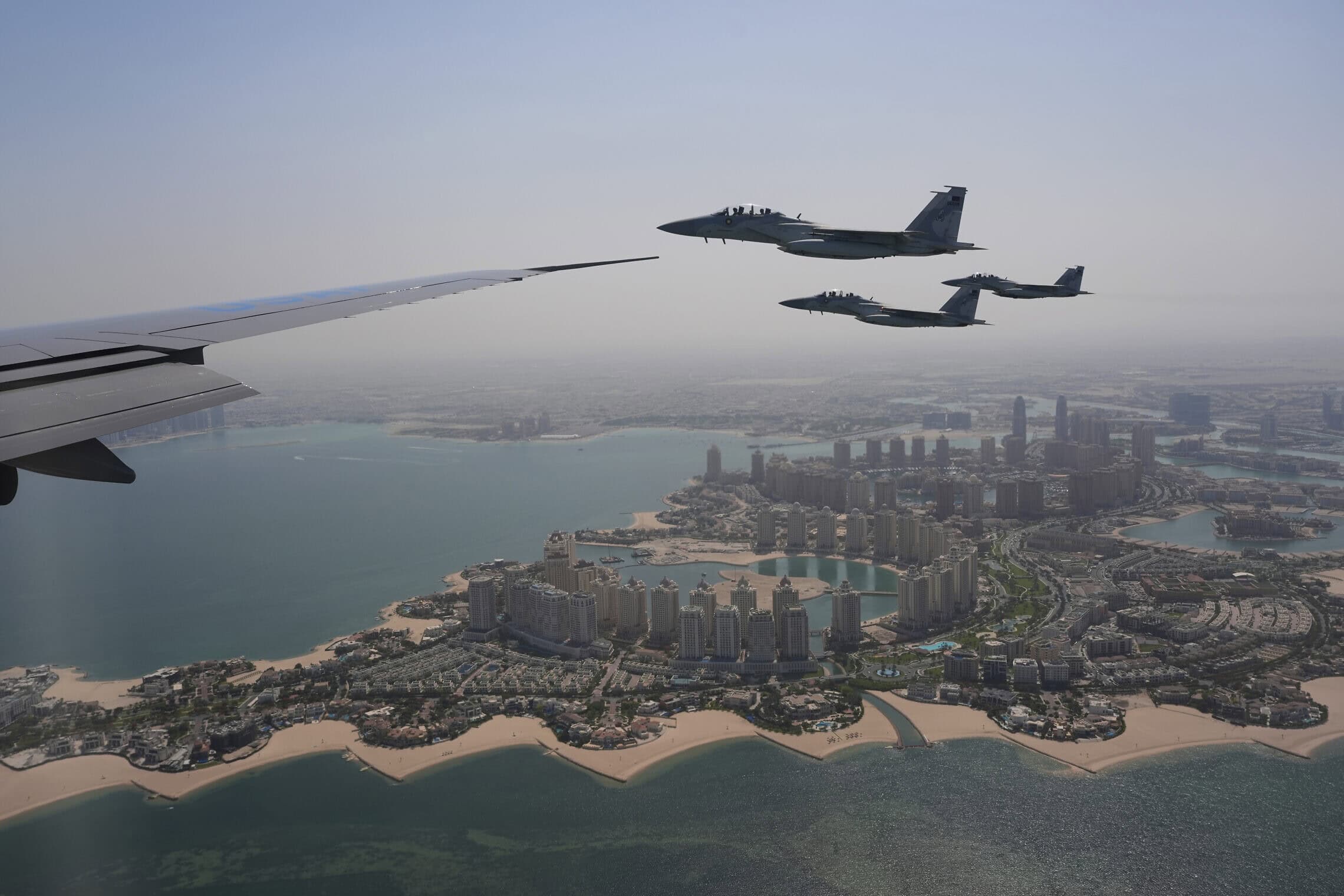 מטוסי F-15 של חיל האוויר של קטאר מלווים את מטוס אייר פורס וואן, הנושא את נשיא ארה"ב דונלד טראמפ, עם הגעתו לדוחה, קטאר, 14 במאי 2025 (צילום: AP Photo/Alex Brandon) מטוסי F-15 של חיל האוויר של קטאר מלווים את מטוס אייר פורס וואן, הנושא את נשיא ארה"ב דונלד טראמפ, עם הגעתו לדוחה, קטאר, 14 במאי 2025 (צילום: AP Photo/Alex Brandon)