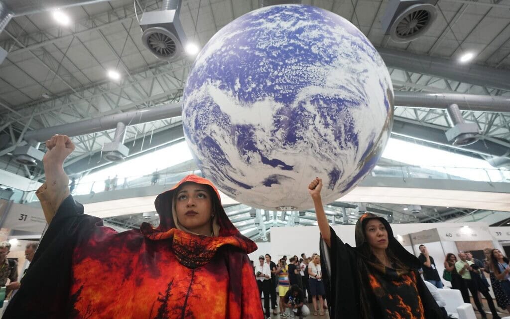 פעילי אקלים מפגינים בפסגת האקלים של האו"ם COP30, ברזיל, 21 בנובמבר 2025 (צילום: AP Photo/Andre Penner) פעילי אקלים מפגינים בפסגת האקלים של האו"ם COP30, ברזיל, 21 בנובמבר 2025 (צילום: AP Photo/Andre Penner)