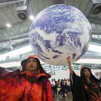 פעילי אקלים מפגינים בפסגת האקלים של האו"ם COP30, ברזיל, 21 בנובמבר 2025