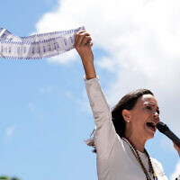 מנהיגת האופוזיציה מריה קורינה מצ’אדו מציגה דפי ספירת קולות במהלך הפגנה נגד בחירתו מחדש של הנשיא ניקולאס מדורו, חודש לאחר הבחירות לנשיאות שהיו שנויות במחלוקת ושבהן, לדבריה, האופוזיציה ניצחה בניצחון סוחף, בקראקס, ונצואלה, 28 באוגוסט 2024 (צילום: AP Photo/Ariana Cubillos) מנהיגת האופוזיציה מריה קורינה מצ’אדו מציגה דפי ספירת קולות במהלך הפגנה נגד בחירתו מחדש של הנשיא ניקולאס מדורו, חודש לאחר הבחירות לנשיאות שהיו שנויות במחלוקת ושבהן, לדבריה, האופוזיציה ניצחה בניצחון סוחף, בקראקס, ונצואלה, 28 באוגוסט 2024 (צילום: AP Photo/Ariana Cubillos)