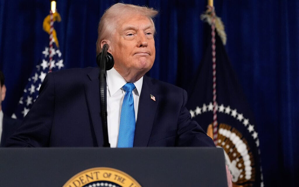 נשיא ארצות הברית דונלד טראמפ במסיבת עיתונאים במאר־א־לאגו אחרי שצבא ארה"ב לכד את נשיא ונצואלה ניקולאס מדורו במבצע בקראקס, 3 בינואר 2025 (צילום: AP Photo/Alex Brandon) נשיא ארצות הברית דונלד טראמפ במסיבת עיתונאים במאר־א־לאגו אחרי שצבא ארה"ב לכד את נשיא ונצואלה ניקולאס מדורו במבצע בקראקס, 3 בינואר 2025 (צילום: AP Photo/Alex Brandon)