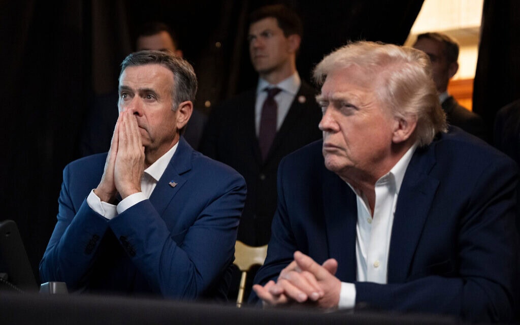 נשיא ארצות הברית דונלד טראמפ וראש ה-CIA ג'ון רטקליף עוקבים בחדר מצב באחוזת מאר-א-לאגו אחר המבצע הצבאי ללכידת נשיא ונצואלה ניקולאס מדורו בקראקס, 3 בינואר 2026 (צילום: Molly Riley/The White House via AP) נשיא ארצות הברית דונלד טראמפ וראש ה-CIA ג'ון רטקליף עוקבים בחדר מצב באחוזת מאר-א-לאגו אחר המבצע הצבאי ללכידת נשיא ונצואלה ניקולאס מדורו בקראקס, 3 בינואר 2026 (צילום: Molly Riley/The White House via AP)