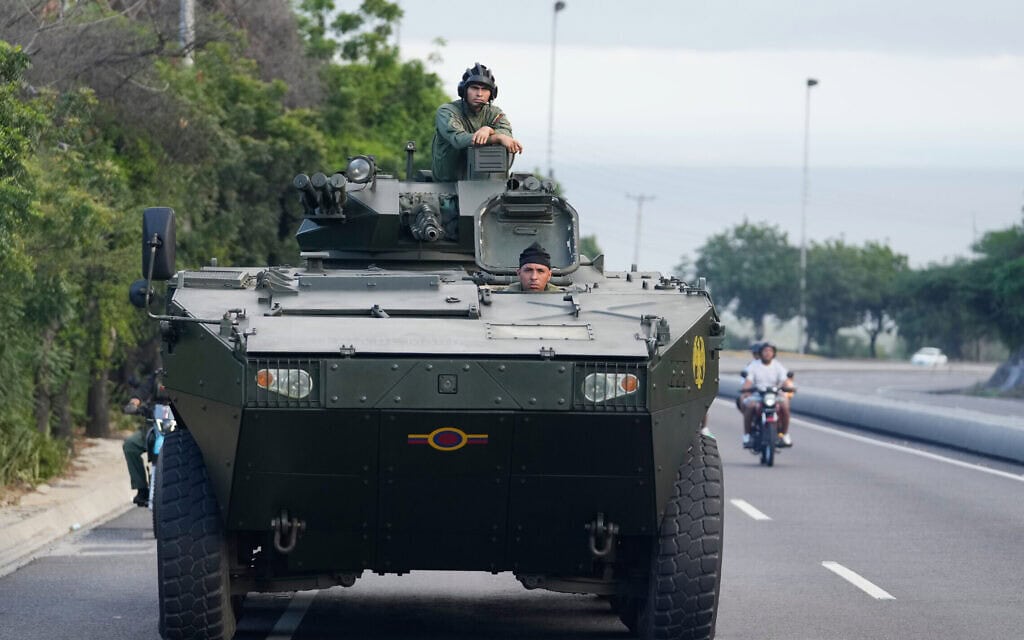 רכב משוריין בכביש המהיר המוביל מנמל התעופה הבינלאומי לעבר קראקס, ונצואלה, 4 בינואר 2026 (צילום: AP Photo/Matias Delacroix) רכב משוריין בכביש המהיר המוביל מנמל התעופה הבינלאומי לעבר קראקס, ונצואלה, 4 בינואר 2026 (צילום: AP Photo/Matias Delacroix)