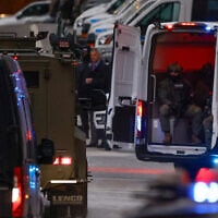 אנשי כוחות אכיפת החוק הפדרליים נוסעים לפני רכב משוריין המוביל את נשיא ונצואלה ניקולאס מדורו ואת רעייתו סיליה פלורס, עם הגעתו לבית המשפט הפדרלי במנהטן, 5 בינואר 2026 (צילום: AP Photo/Stefan Jeremiah) אנשי כוחות אכיפת החוק הפדרליים נוסעים לפני רכב משוריין המוביל את נשיא ונצואלה ניקולאס מדורו ואת רעייתו סיליה פלורס, עם הגעתו לבית המשפט הפדרלי במנהטן, 5 בינואר 2026 (צילום: AP Photo/Stefan Jeremiah)