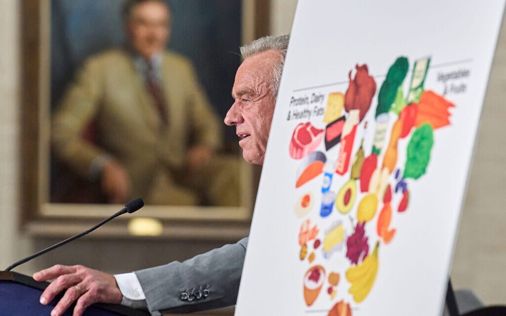 שר הבריאות של ארה"ב, רוברט קנדי ג'וניור, מציג את פירמידת המזון החדשה של של אמריקה, 8 בינואר 2026 (צילום: AP Photo/Jacquelyn Martin) שר הבריאות של ארה"ב, רוברט קנדי ג'וניור, מציג את פירמידת המזון החדשה של של אמריקה, 8 בינואר 2026 (צילום: AP Photo/Jacquelyn Martin)