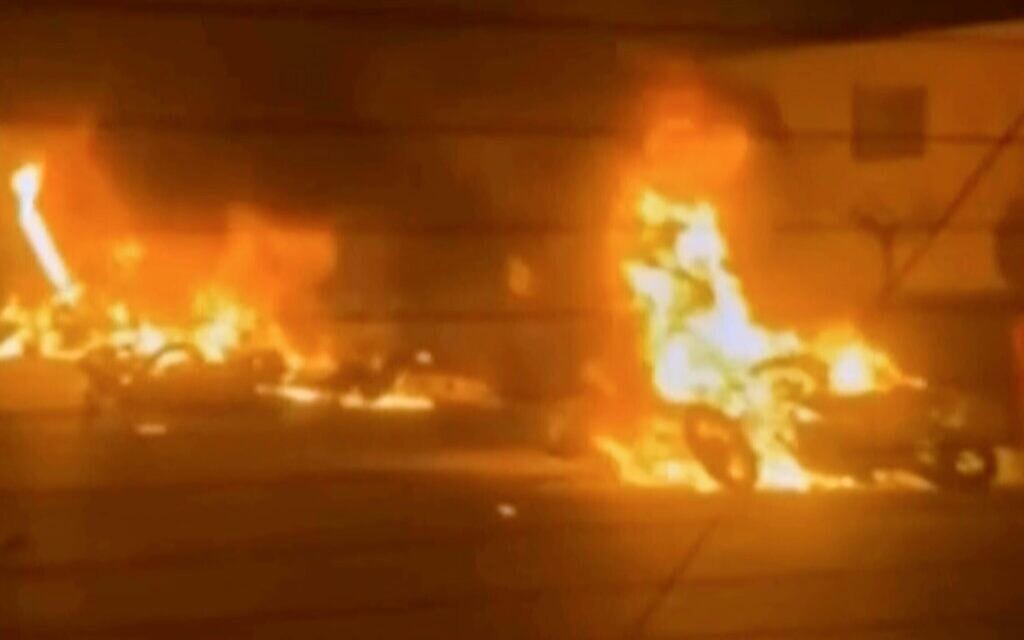 מתוך סרטון ששידרה הטלוויזיה הממלכתית של איראן מציג כלי רכב בוערים במהלך לילה של הפגנות המוניות בטהרן, 8 בינואר 2026 (צילום: Iran state TV via AP) מתוך סרטון ששידרה הטלוויזיה הממלכתית של איראן מציג כלי רכב בוערים במהלך לילה של הפגנות המוניות בטהרן, 8 בינואר 2026 (צילום: Iran state TV via AP)